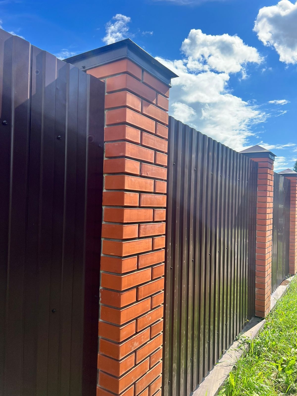 Забор с кирпичными столбами ArhiStroi8